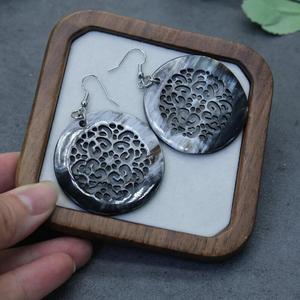 Boucles d'oreilles circulaires en corne de buffle sculptée, motif floral, écologiques, artisanales, modernes, naturelles, pour femmes, usage quotidien - Product Image 2