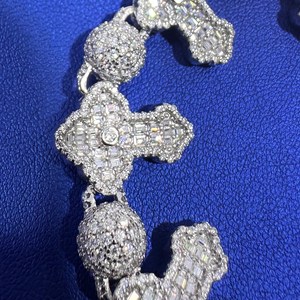 Bracelet à breloques croix serties de moissanite VVS, plaqué or sur argent sterling, design tendance pour femme - Product Image 4