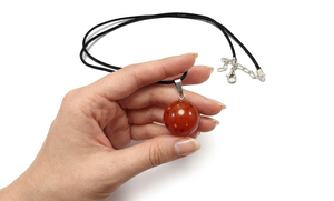 Collier pendentif sphère en cornaline rouge naturelle avec cordon noir – Bijou charme en pierre précieuse ronde pour la guérison - Product Image 6