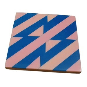 Exportador mayorista indio ofrece nuevo diseño clásico forma cuadrada posavasos de madera conjunto de resina almohadilla Decoración de mesa accesorios venta - Product Image 1