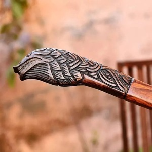 Hacha Tomahawk Hecha a Mano con Mango de Madera y Cabeza de Lobo Tallada, Hoja de Acero Forjado, Réplica de Hacha de Supervivencia - Product Image 3