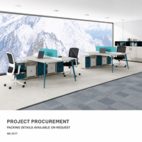 Bureau de travail moderne en bois pour deux personnes avec dessus blanc, cadres bleus inclinés, cloison de séparation et tiroir de rangement