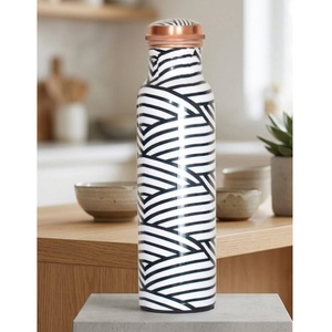 Bouteille d'eau isotherme en cuivre, corps noir avec rayures argentées, isolée pour la randonnée en extérieur - Product Image 3