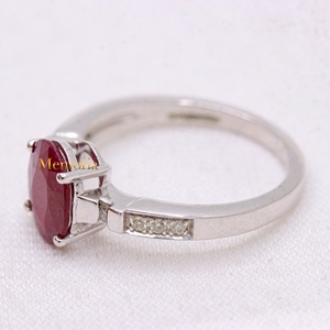 Bague solitaire en or blanc 14 carats avec rubis naturel ovale et accent de diamants sertis à griffes, collection Memoria Jewels, vente en gros - Product Image 5
