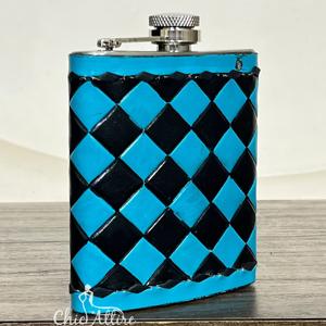 2026 Novedad al por mayor: Petaca de bolsillo de acero inoxidable con patrón a cuadros negro y turquesa, de cuero genuino de vaca - Product Image 1