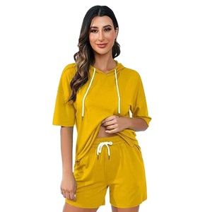 Conjunto de dos piezas de sudadera con capucha y pantalones cortos para mujer, de buena calidad, secado rápido, transpirable, personalizado, informal, para verano y actividades. - Product Image 2