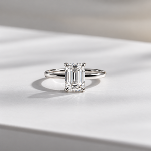 Bague de fiançailles classique solitaire en or blanc plaqué rhodium avec diamant de laboratoire taille émeraude pour femme - Product Image 1