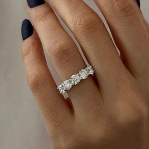 แหวนครบรอบ 2.5 กะรัต เพชรเพาะเลี้ยงในห้องปฏิบัติการ ทองคำขาว 14k แบบครึ่งวงแหวน ประดับเพชรแบบ Trellis - Product Image 4