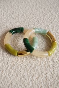 Bracelets vintage en résine avec accents de segments verts et crème, bijoux de mode pour femmes, provenance Inde, modèle APEX ALIGN AARB12, pour les fêtes - Product Image 2