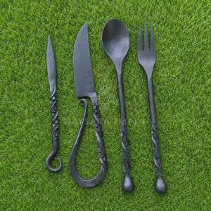 Ensemble de couverts médiévaux torsadés forgés à la main en 3 pièces, style Viking, couteau, cuillère, fourchette - Product Image 3