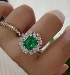 Anillo de Compromiso Clásico con Esmeralda Colombiana Cultivada en Laboratorio, en Plata de Ley 925 con Engaste de Puntas Chapadas en Oro, Anillo de Boda de Lujo - Product Image 2