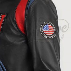 Blouson universitaire en cuir noir pour homme avec empiècements rouges aux épaules, patch personnalisé et poignets côtelés rayés - Product Image 1