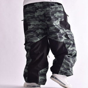 Pantalon de neige imperméable à panneau camouflage noir et numérique avec plusieurs poches cargo et bouches d'aération vente en gros - Product Image 1