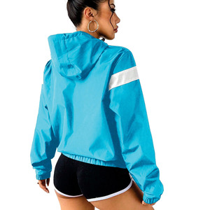 Chaqueta Cortavientos Ligera con Capucha Color Cian para Mujer - Chaqueta Cortavientos Personalizada de Alta Calidad - Product Image 2