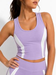 Ensemble de yoga 2 pièces uni pour femme grande taille, comprenant un crop top sans manches à dos nageur et col rond, et un short taille haute avec bordure contrastante - Product Image 5