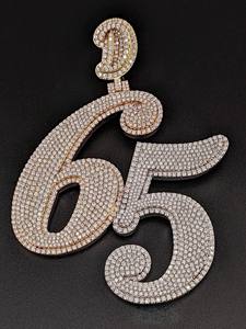 Colgante de Plata 925 con Engaste de Garra, Diseño de Letra y Número 65 con Numerales Árabes, con Incrustaciones de Diamantes y Moissanita VVS, de Moda - Product Image 6