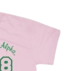 Camiseta AKA 1908 Tagline de cuello redondo rosa y manga corta con estampado verde y blanco, ropa informal de hermandad para mujer - Product Image 2