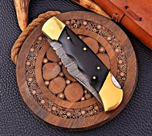 Cuchillo Plegable de Acero de Damasco de Grado Industrial Nordic Forge, Mango de Resina Negra, Empuñadura de Latón, Funda, Cuchillo de Caza EDC de Bolsillo - Product Image 3