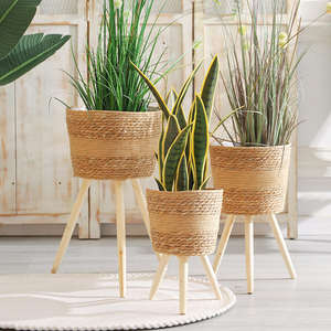 Horti Club Panier à fleurs moderne en rotin naturel fait main, écologique, support de plantes tressé avec pieds en bois, pour l'intérieur et l'extérieur - Product Image 1