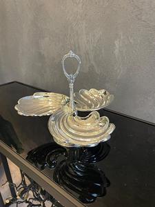 Bol de service à trois compartiments plaqué argent avec poignée centrale, idéal pour la présentation de desserts et de collations sur les buffets de centres de villégiature - Product Image 2