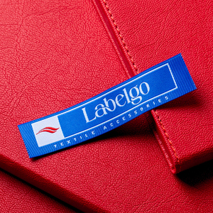 ป้ายเสื้อผ้าโพลีเอสเตอร์ทอสีขาวแบบสั่งทำ ป้ายผ้าติดคอเสื้อ ป้ายโลโก้แบบนูน 3 มิติ ผลิตตามแบบที่กำหนด - Product Image 3