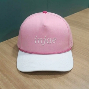 Casquette de golf OEM personnalisée à 5 panneaux, perforée, découpée au laser, broderie plate, visière pré-courbée, faible MOQ, fournisseur de casquettes en toile courantes, ODM - Product Image 2