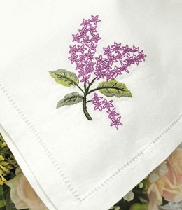 Serviettes en tissu personnalisées en gros, broderie fleur de lavande, serviettes de table en coton, serviettes de table à ourlet festonné, durables pour la maison, les mariages et les événements - Product Image 2