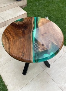 Table à manger ronde en bois massif avec finition naturelle à bords bruts et base en métal noir moderne pour les intérieurs de maisons de luxe - Product Image 5