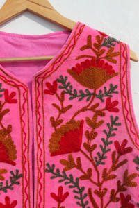 Chaleco Bordado Suzani de Terciopelo Hecho a Mano, Chaleco Boho Hecho a Mano, Chaqueta Floral Vintage para Mujer - Product Image 4
