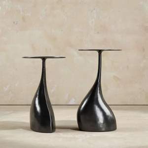 Mesa auxiliar contemporánea de metal plateado con superficie pulida para una decoración elegante en el dormitorio y la sala de estar. - Product Image 1