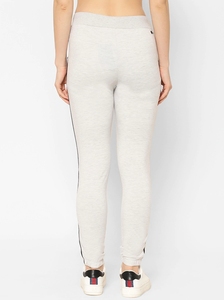 Pantalon de jogging décontracté pour homme en molleton gris très extensible avec bande latérale rouge et noire, taille élastique et cordon de serrage, idéal pour l'hiver - Product Image 4