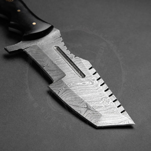 Couteau de chasse en acier Damas à lame partiellement dentelée, manche noir, couteau de camping d'extérieur avec étui en cuir - Product Image 3