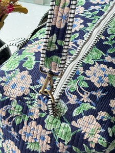 Sac de voyage matelassé en coton à imprimé floral, doublure en toile et cuir écologique, sac de shopping et de nuit tendance - Product Image 4