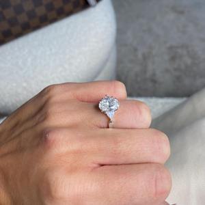 Anillo de Compromiso con Diamante Cultivado en Laboratorio de Corte Ovalado de 2.50 Quilates, Tres Piedras, Diamantes Laterales Trillón, Oro Blanco de 14k - Product Image 1