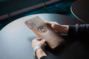 Porte-menu en cuir de luxe fait main, design pliable, fonctionnalités de protection, rechargeable, pour restaurants, cafés, hôtels, salles à manger - LMC-0067 - Product Image 4