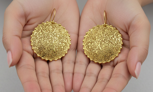 Pendientes de latón con grabado floral artesanal de Sockdolager Belle Trendy, detalles dorados en forma de gota de rocío, acabado pulido radiante, para mujer, KENWAY - Product Image 2