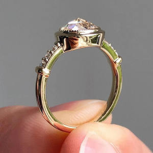 Anillo de Moissanita Ovalada con Corte Rosa, Incolora, Engastado en Plata de Ley 925, Anillo de Compromiso y Boda Minimalista con Detalles de Pavé y Milgrain - Product Image 6