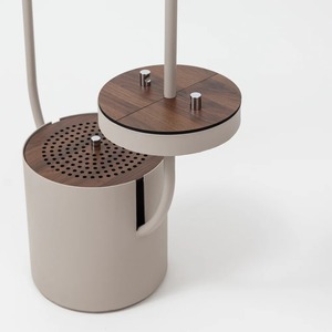 Soporte para quemador de incienso de metal negro minimalista de vanguardia con un gran marco arqueado, aguja colgante y mesas integradas. - Product Image 4