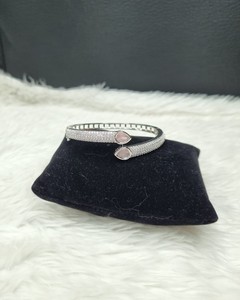 Bracelet en argent plaqué pour femme, forme poire, serti de pierres, style américain, pour réceptions et soirées. - Product Image 3