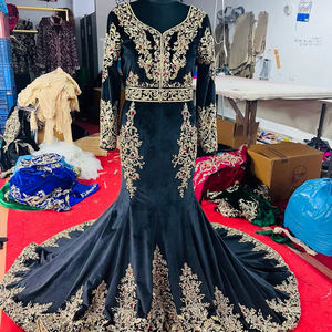 Kaftan noir brodé à la main - Product Image 1