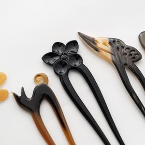 Horquilla para el Cabello Hecha a Mano con Cuerno de Búfalo, Diseño de Pez Negro Tallado en Forma de Animal, Artesanía Natural - Product Image 2