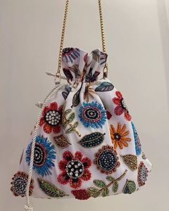 Bolso Potli de satén premium bordado con cuentas de cristal y perlas, estilo coreano, bolso de mano de moda para damas, a los precios más bajos. - Product Image 2