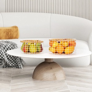 Panier de rangement moderne en fil métallique, forme ronde, porte-fruits, en métal blanc avec bord en bois, empilable, pour un rangement soigné, en provenance d'Inde - Product Image 5