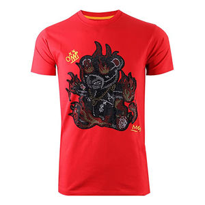 เสื้อยืดลายกราฟฟิตีหมีปีศาจสำหรับผู้ชายและผู้หญิง รุ่น 2026 สีแดงสดใส ทรงปกติ สไตล์สตรีทแวร์ พร้อมโซ่และลายเปลวไฟ HD - Product Image 3