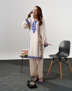 Kurti pakistanais blanc et bleu brodé pour femme, tunique élégante en coton, tenue traditionnelle d'été, vêtement ethnique - Product Image 4