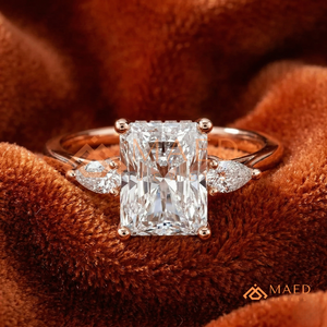 แหวนหมั้นเพชรทรงเรเดียนท์คัท ดีไซน์หรูหราสำหรับผู้หญิง ชุบทองคำสีกุหลาบ ประดับเพชรสามเม็ด แหวนเจ้าสาวดีไซน์เนอร์สุดหรูทันสมัยสำหรับงานแต่งงาน - Product Image 1