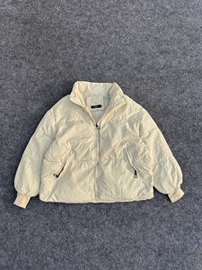 Chaqueta acolchada premium para mujer, diseño personalizado, color crema, cuello alto, con cremallera, rellena de plumón, cálida, informal, para invierno. - Product Image 1