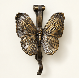 Timbre de puerta con diseño de mariposa Monarca en bronce texturizado en tono dorado con patrones de alas detallados y mango curvo, herrajes decorativos - Product Image 2