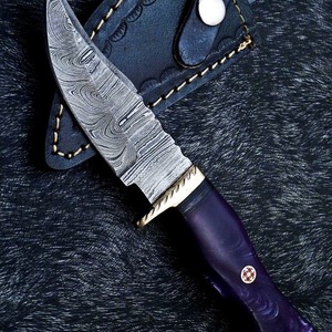 Cuchillo de Caza de Acero de Damasco de Grado Industrial Hecho a Mano Personalizado, Hoja de Punta Caída, Borde Recto, Mango Morado OEM, Uso en Exteriores - Product Image 5