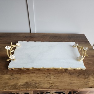 Nouveauté - Plateau de service décoratif minimaliste en marbre blanc avec poignée dorée et motif floral pour les occasions de mariage - Product Image 1
